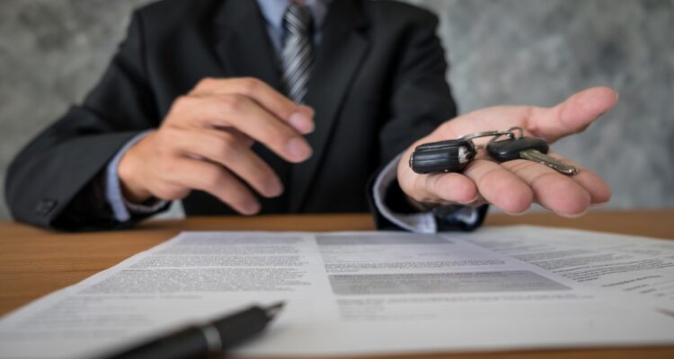 homem passando chaves ao descobrir como vender carro com ipva atrasado